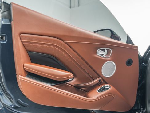 Used 2020 Aston Martin V8 Vantage Coupe RWD image 38
