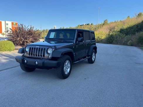 Used 2018 Jeep Wrangler Unlimited Sport S AWD/4WD image 9