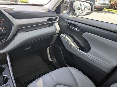 Used 2023 Toyota Highlander XLE image 16
