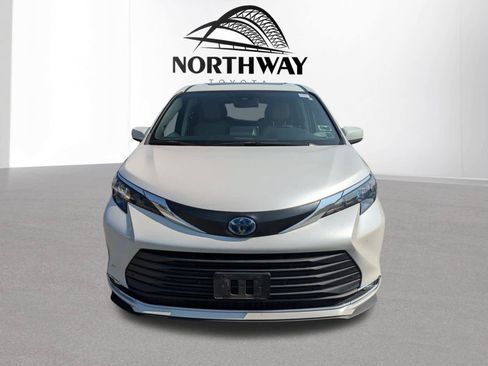 Used 2024 Toyota Sienna XLE w/ XLE Plus Package AWD/4WD image 8