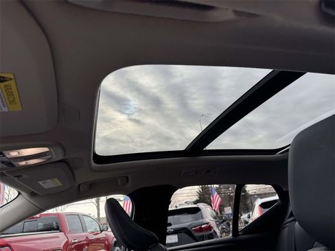 Used 2025 Volvo XC40 B5 Plus image 17