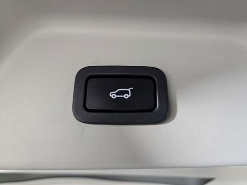 Used 2017 Land Rover Range Rover HSE image 31