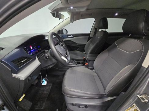 Used 2023 Volkswagen Taos SE w/ Panoramic Sunroof Package FWD image 4