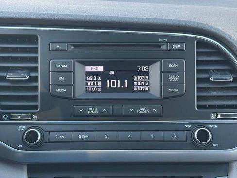 Used 2017 Hyundai Elantra SE image 33