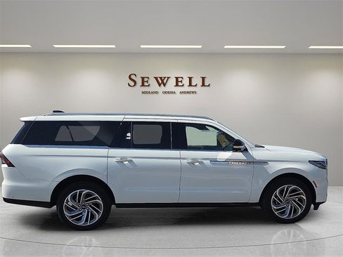 New 2025 Lincoln Navigator L Reserve image 5