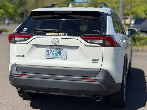 Used 2022 Toyota RAV4 XLE Premium AWD/4WD image 5