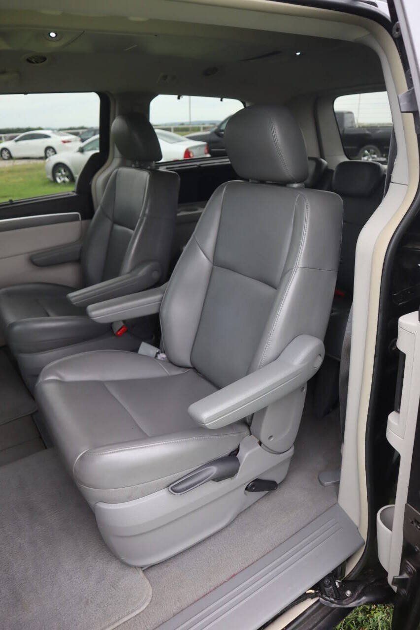 Used 2010 Volkswagen Routan SE FWD image 15
