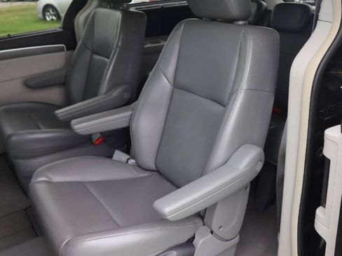 Used 2010 Volkswagen Routan SE FWD image 15