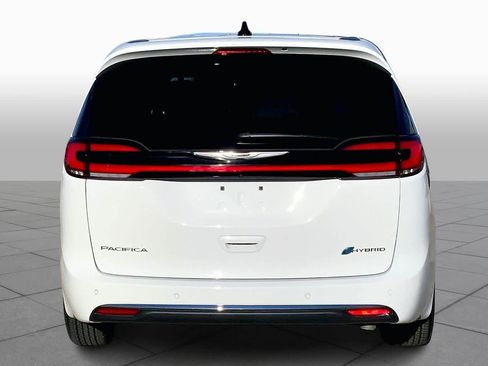 Used 2025 Chrysler Pacifica Select image 4