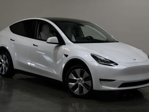 Used 2021 Tesla Model Y Long Range image 2