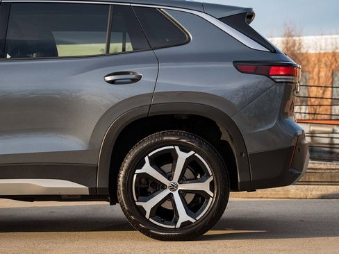 Used 2025 Volkswagen Tiguan SE image 4