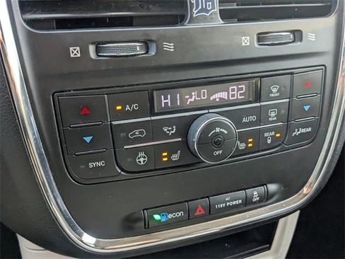 Used 2016 Chrysler Town & Country Touring w/ Driver Convenience Group image 20