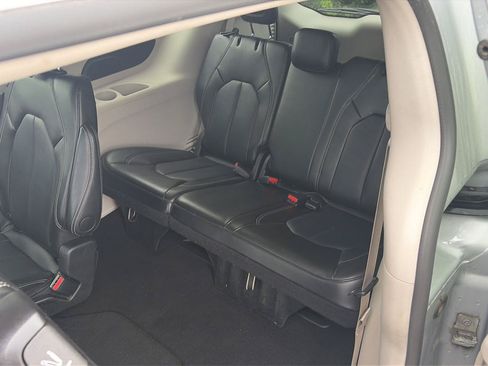 Used 2024 Chrysler Pacifica Touring-L FWD image 12