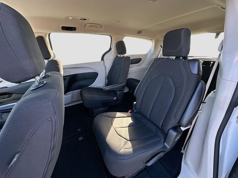 Used 2024 Chrysler Voyager LX image 21