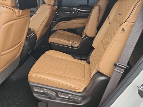 Used 2021 Cadillac Escalade Premium Luxury w/ LPO, Illumination Package image 6