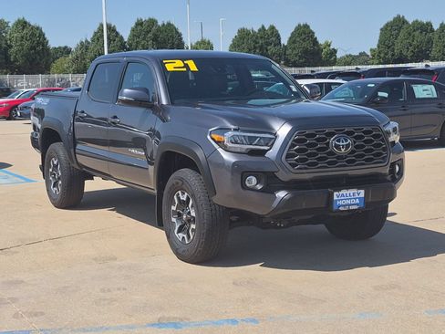 Used 2021 Toyota Tacoma TRD Off-Road w/ TRD Premium Off Road Package AWD/4WD image 4
