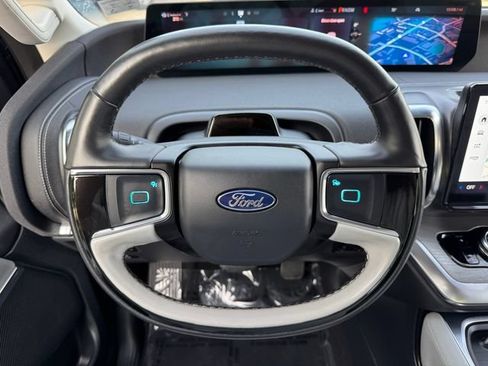 Used 2025 Ford Expedition Platinum w/ Driver's Package AWD/4WD image 25