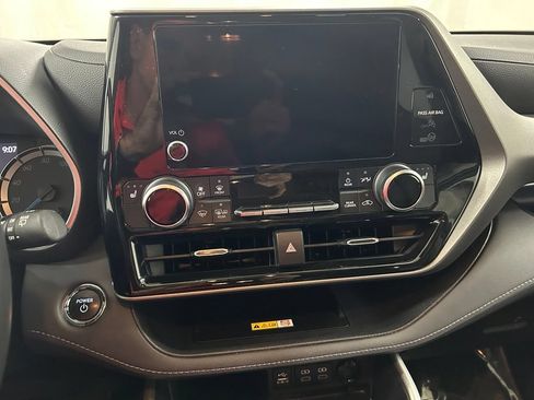 Used 2023 Toyota Highlander XLE AWD/4WD image 20