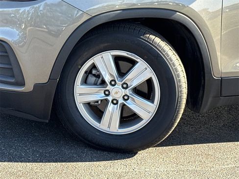 Used 2022 Chevrolet Trax LT w/ LT Convenience Package image 42