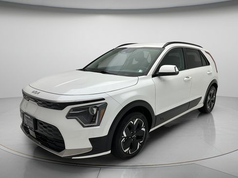 Used 2024 Kia Niro Wind w/ Wind Preserve Package FWD image 3