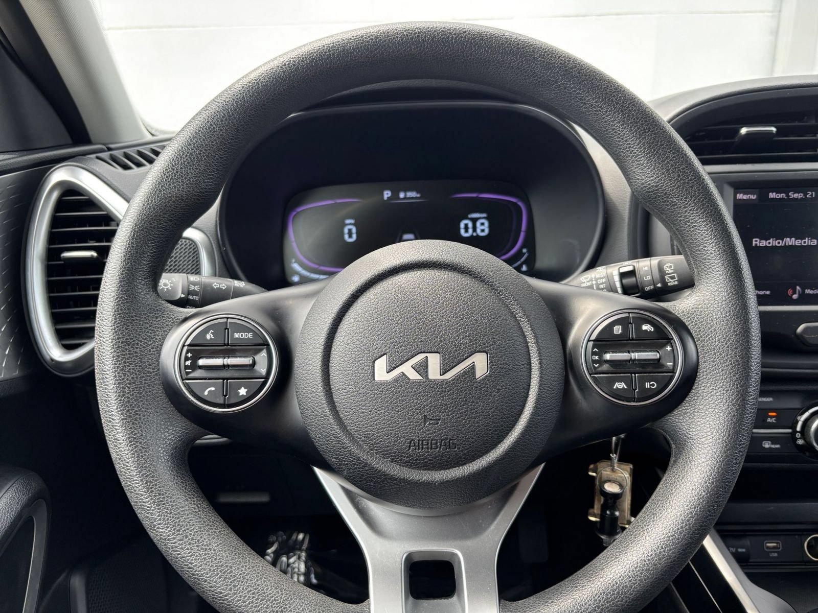 Used 2025 Kia Soul LX w/ LX Technology Package FWD image 25