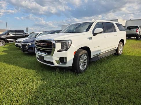 Used 2021 GMC Yukon XL SLT w/ SLT Premium Package AWD/4WD image 3