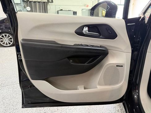 Used 2020 Chrysler Pacifica Limited FWD image 9