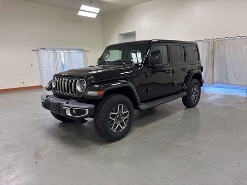 New 2025 Jeep Wrangler Unlimited Sahara AWD/4WD image 4