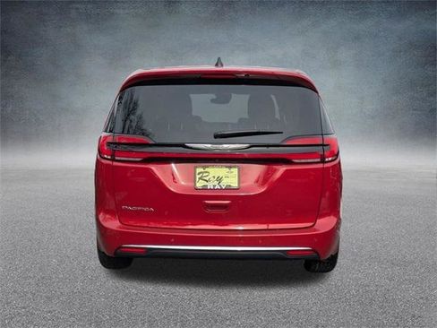 Certified 2024 Chrysler Pacifica Touring-L image 5