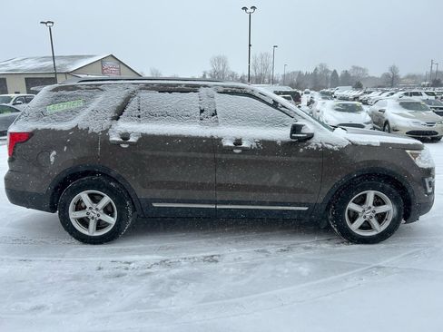 Used 2016 Ford Explorer XLT w/ Equipment Group 202A image 4