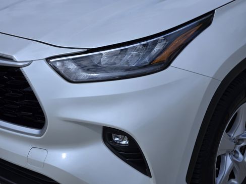 Used 2020 Toyota Highlander LE AWD/4WD image 37