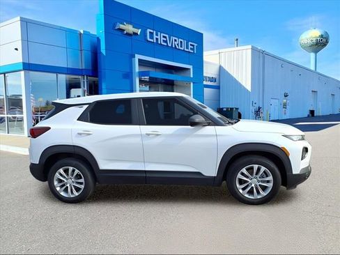 Used 2023 Chevrolet TrailBlazer LS image 2