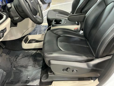 Used 2024 Chrysler Pacifica Touring-L image 7