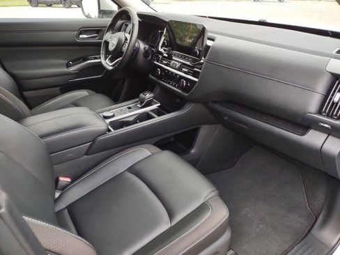 Used 2025 Nissan Pathfinder SL AWD/4WD image 25