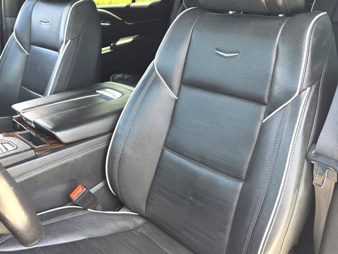 Used 2023 Cadillac Escalade Premium Luxury RWD image 19