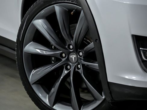 Used 2018 Tesla Model X 75D image 4