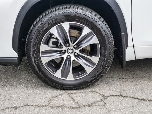 Used 2022 Toyota Highlander XLE AWD/4WD image 9