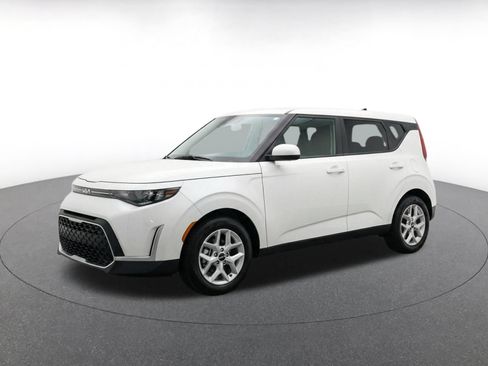 Used 2025 Kia Soul LX w/ LX Technology Package FWD image 3