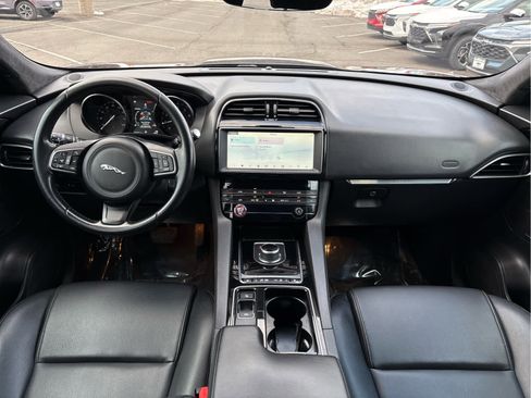 Used 2020 Jaguar F-PACE Premium image 12