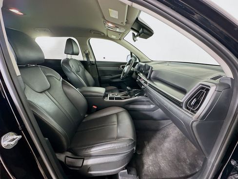 Used 2024 Kia Sorento S image 32