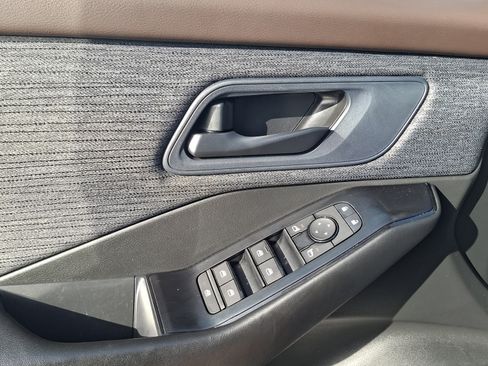 Used 2023 Nissan Rogue S AWD/4WD image 25