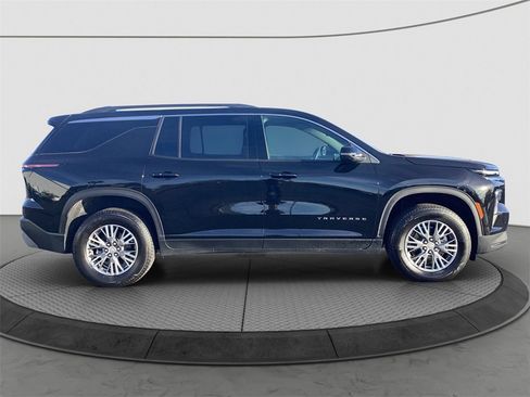 Used 2025 Chevrolet Traverse LT image 7