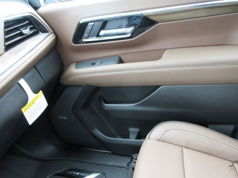 New 2026 Chevrolet Suburban High Country image 40