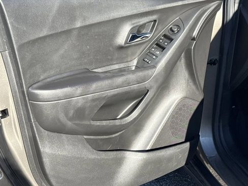 Used 2020 Chevrolet Trax LT w/ LT Convenience Package image 12