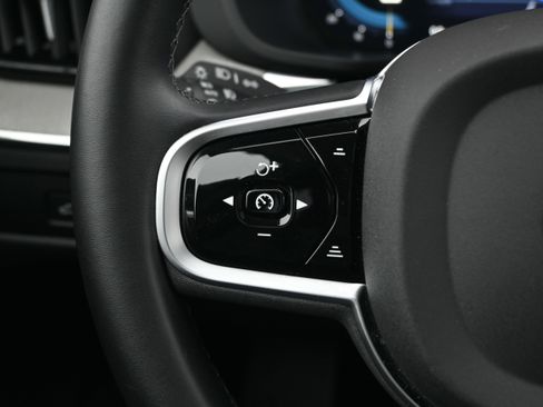 Used 2025 Volvo XC60 B5 Plus image 26