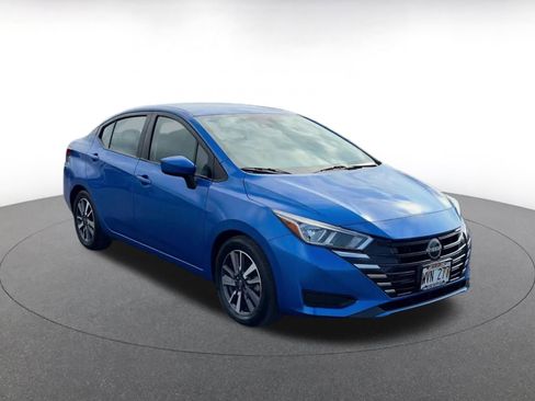 Used 2023 Nissan Versa SV image 3