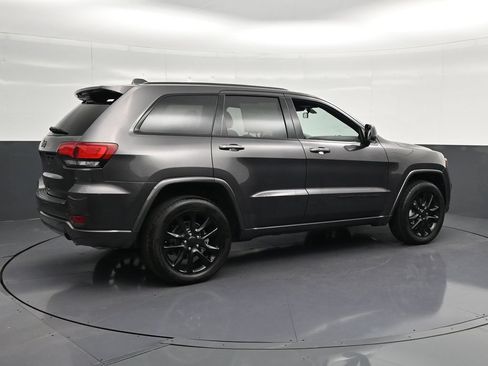 Used 2021 Jeep Grand Cherokee Laredo X RWD image 3