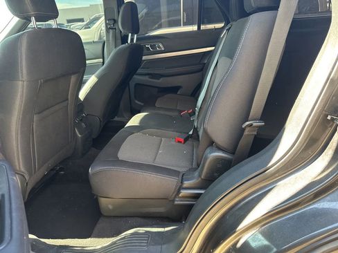 Used 2018 Ford Explorer XLT image 6