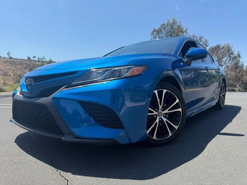 Used 2020 Toyota Camry SE FWD image 1