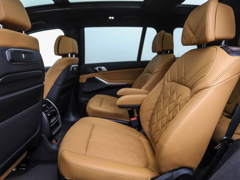 Used 2025 BMW X7 xDrive40i w/ Executive Package image 21